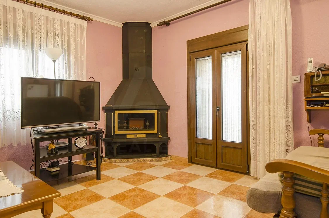 Obývací pokoj; krb, dlažba, přirozené světlo