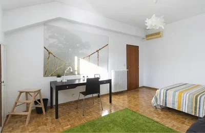 Camera da letto; pavimento in legno, luce naturale