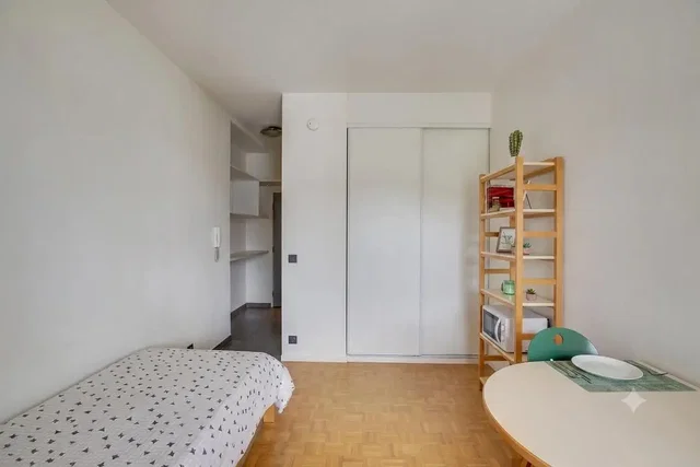 Schlafzimmer; holzboden, tageslicht