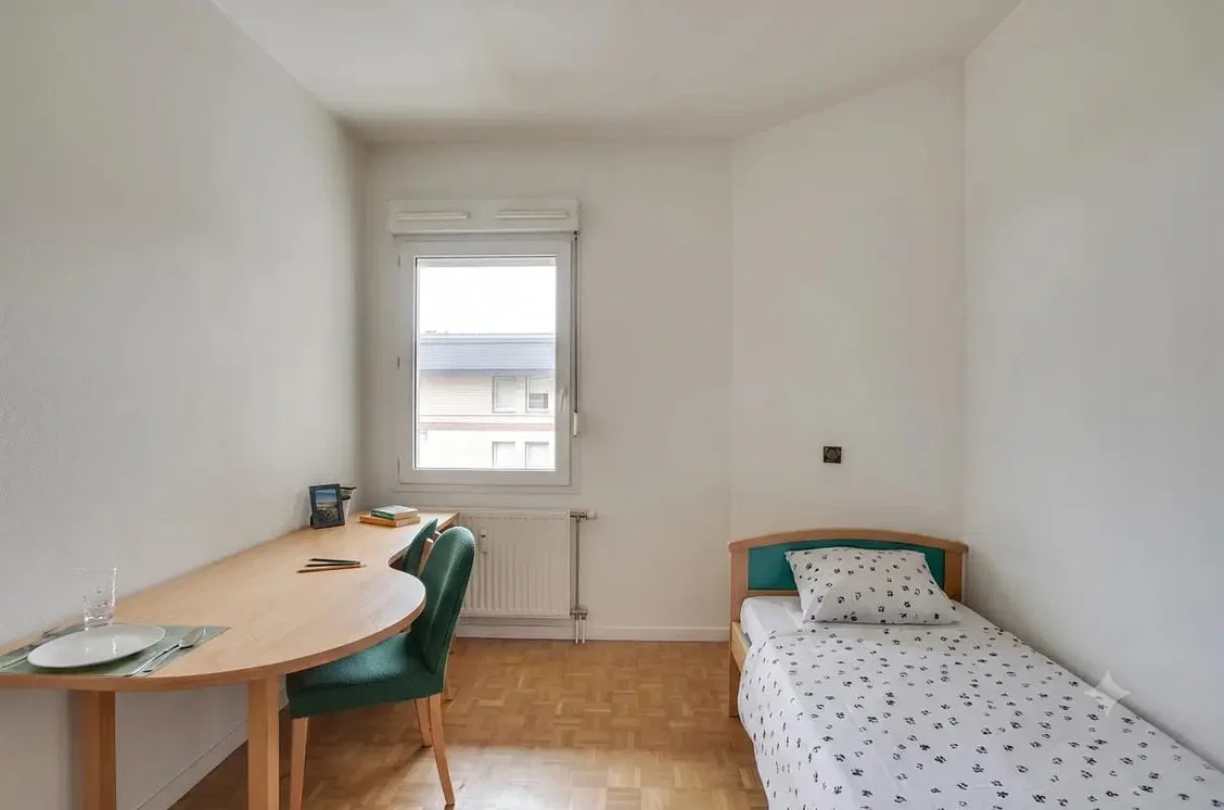 Schlafzimmer; tageslicht, holzboden