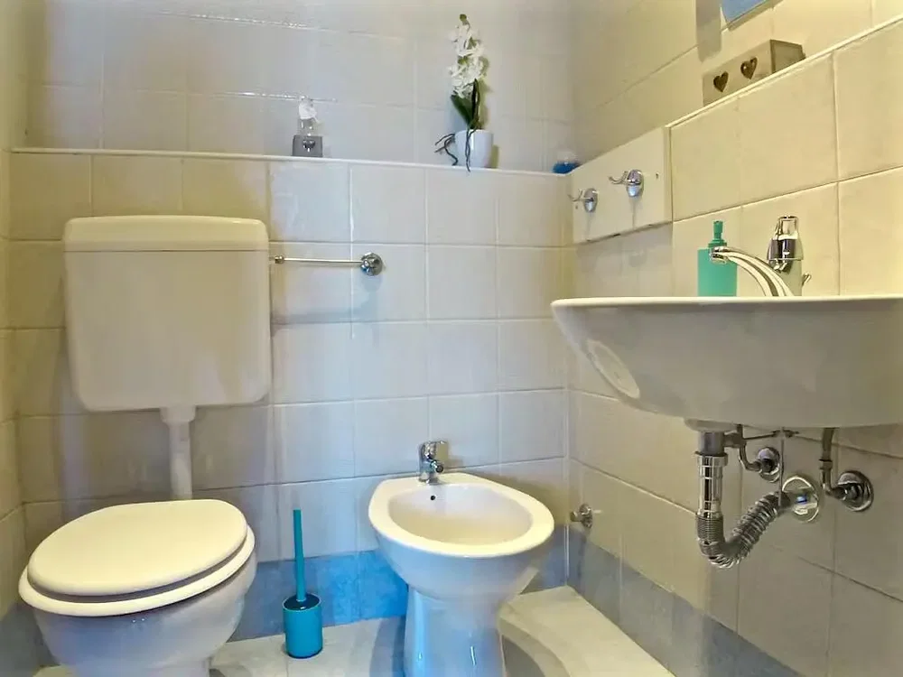 Toilette; pavimento in piastrelle, necessita ristrutturazione