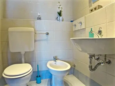 Toilette; pavimento in piastrelle, necessita ristrutturazione