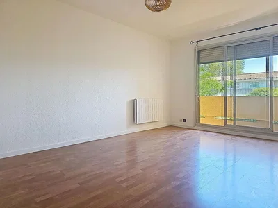 Wohnzimmer; holzboden, tageslicht