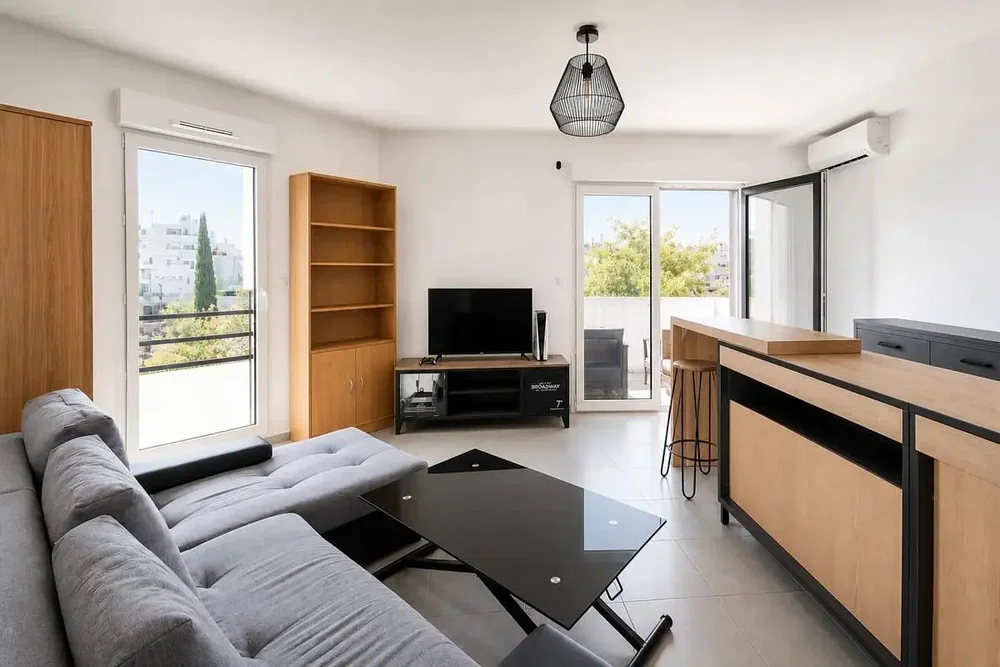 Salon; lumière naturelle, style moderne, parquet