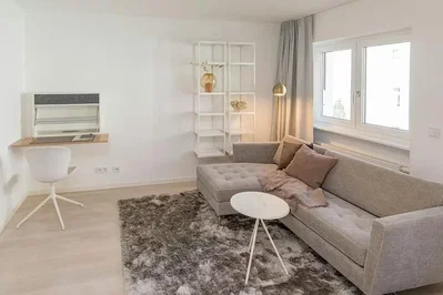 Soggiorno; luce naturale, stile moderno, pavimento in legno