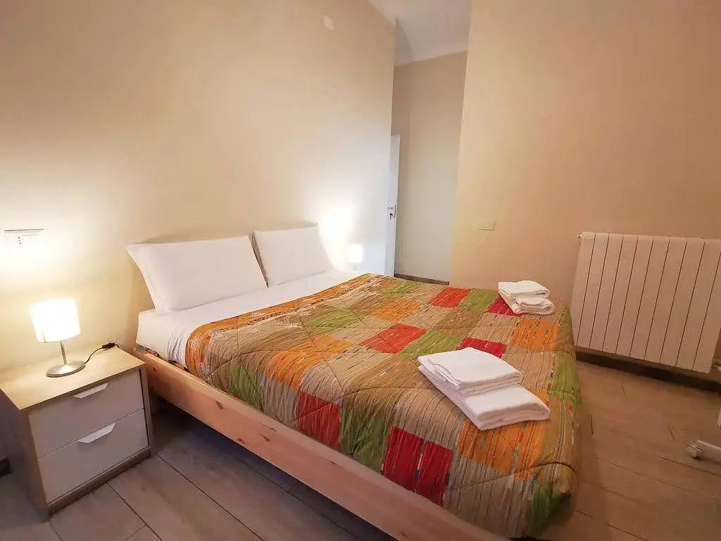 Camera da letto; pavimento in legno, luce naturale