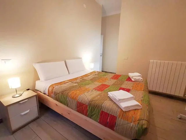 Camera da letto; pavimento in legno, luce naturale