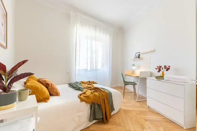 Camera da letto; pavimento in legno, luce naturale, stile moderno