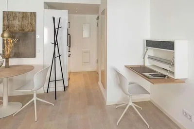 Altro; pavimento in legno, luce naturale, stile moderno