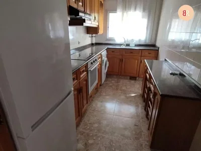Cucina; elettrodomestici, pavimento in piastrelle, luce naturale