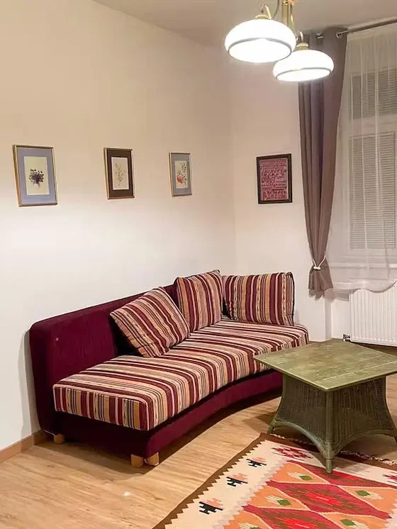 Soggiorno; pavimento in legno, luce naturale