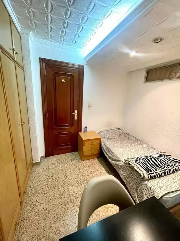 Camera da letto; pavimento in legno, luce naturale