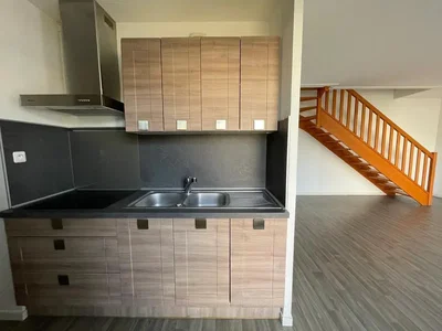 Кухиња; кухињски апарати, дрвени под, природно светло