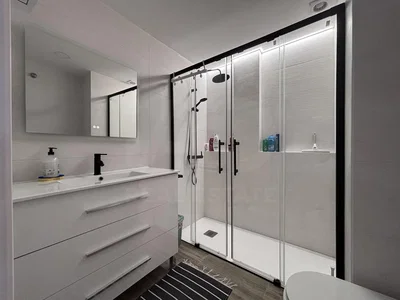 Salle de bain; carrelage, rénové, lumière naturelle