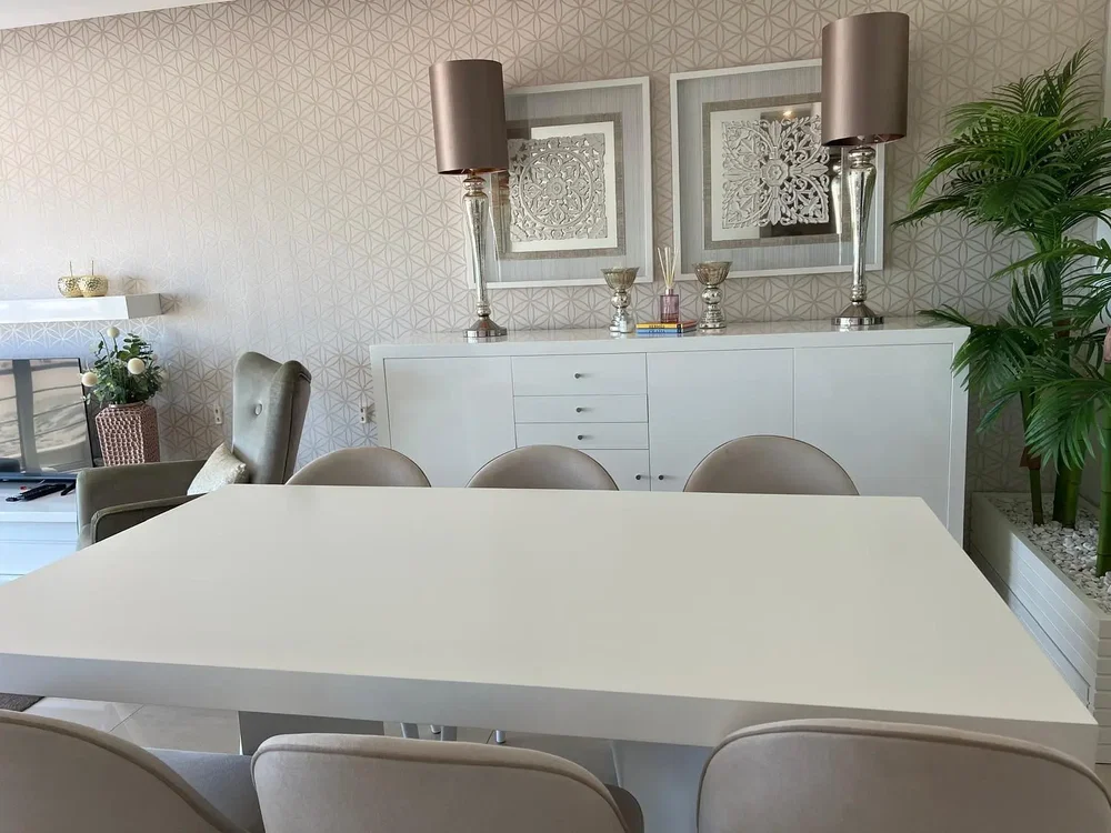 Sala de estar; estilo moderno, luz natural, chão de madeira