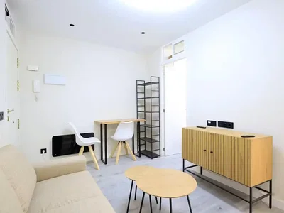 Woonkamer; natuurlijk licht, houten vloer