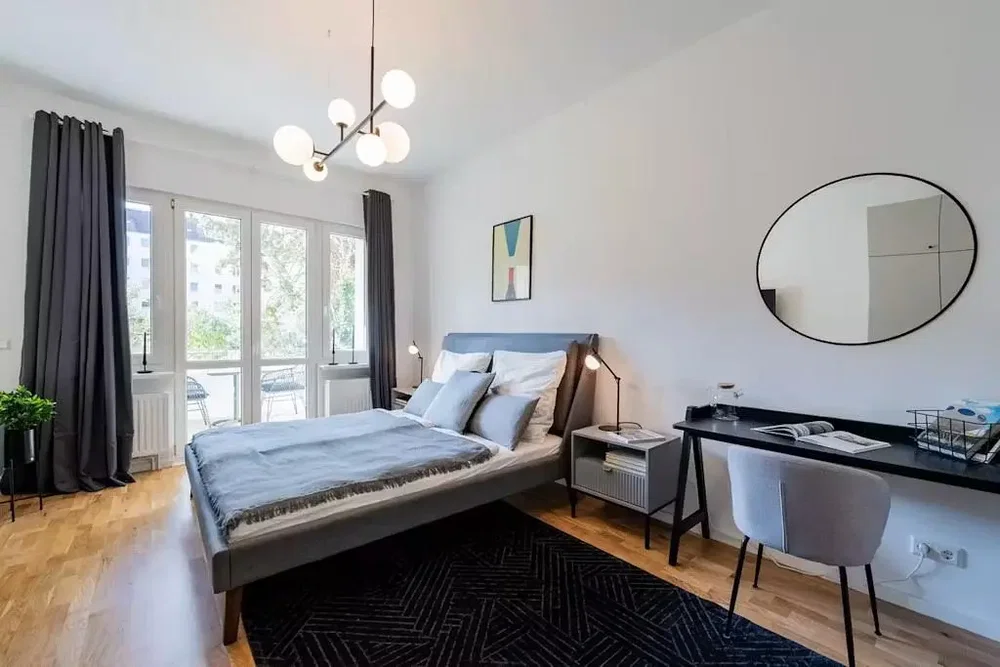 Camera da letto; pavimento in legno, luce naturale