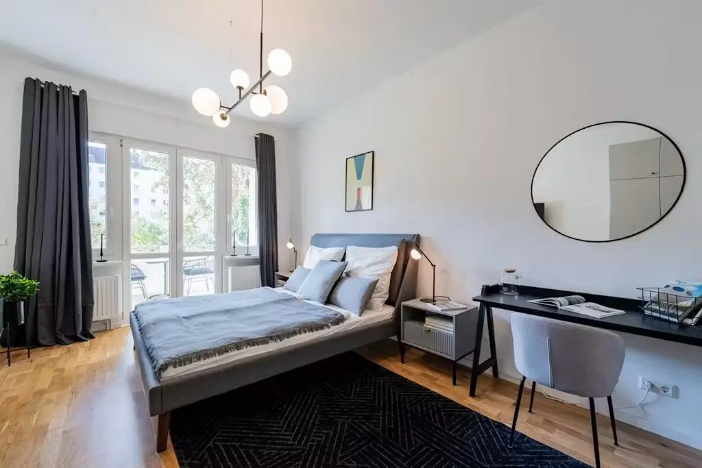 Camera da letto; pavimento in legno, luce naturale