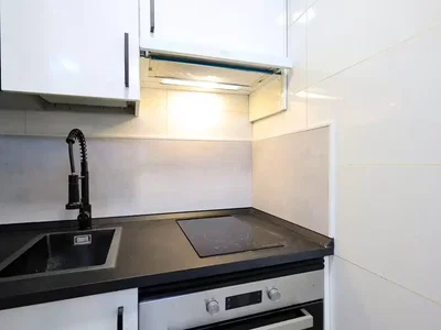 Keuken; keukenapparatuur, tegelvloer