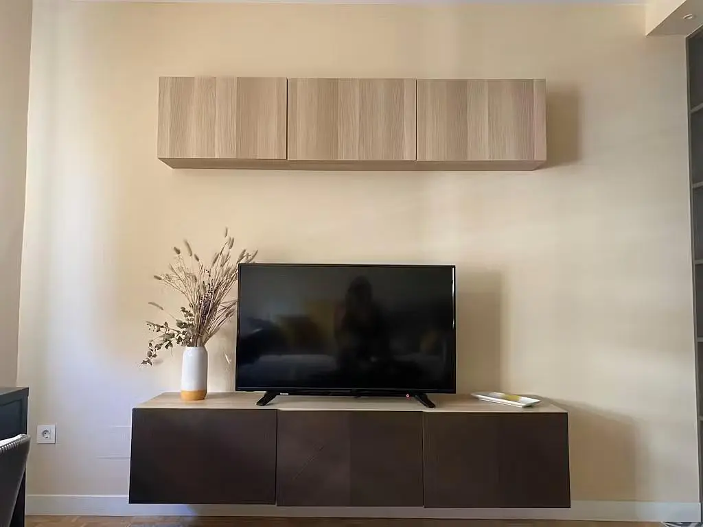 Soggiorno; travi in legno, pavimento in legno, luce naturale, stile moderno