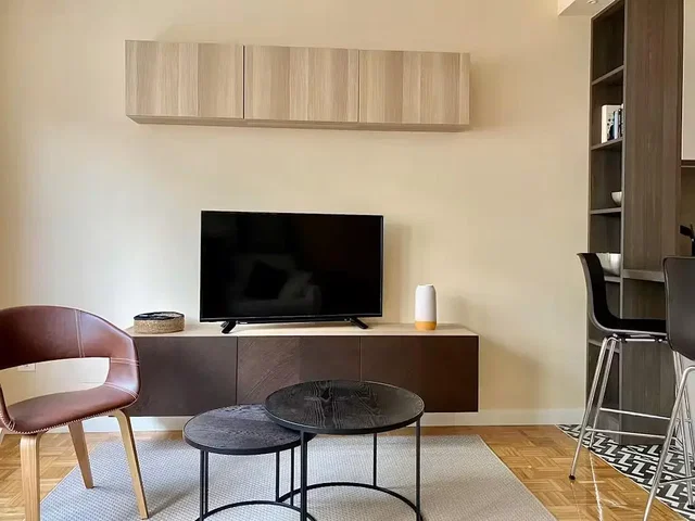 Soggiorno; pavimento in legno, luce naturale, stile moderno