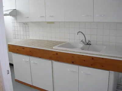 Cucina; pavimento in piastrelle, travi in legno