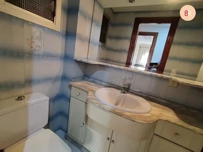 Toilette; pavimento in piastrelle, necessita ristrutturazione