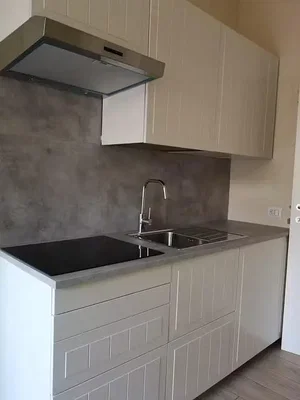 Cucina; elettrodomestici, pavimento in piastrelle, ristrutturato, luce naturale