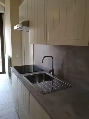 Cucina; elettrodomestici, pavimento in piastrelle, luce naturale