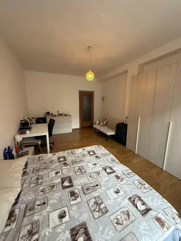 Ložnice; přirozené světlo, dřevěná podlaha