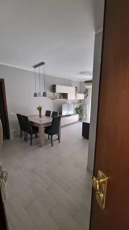 Wohnzimmer; fliesenboden, tageslicht