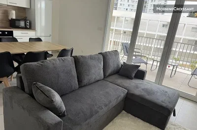 Sala de estar; luz natural, chão de madeira, estilo moderno