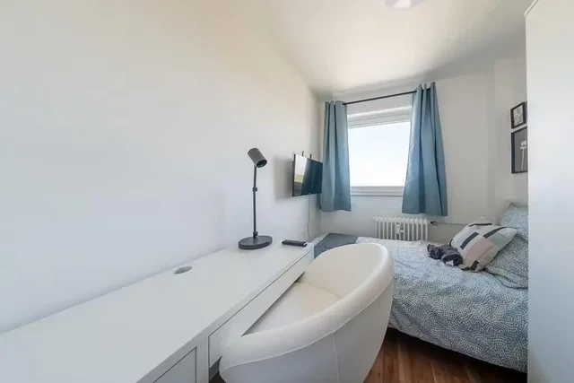 Bedroom; natural light, modern style