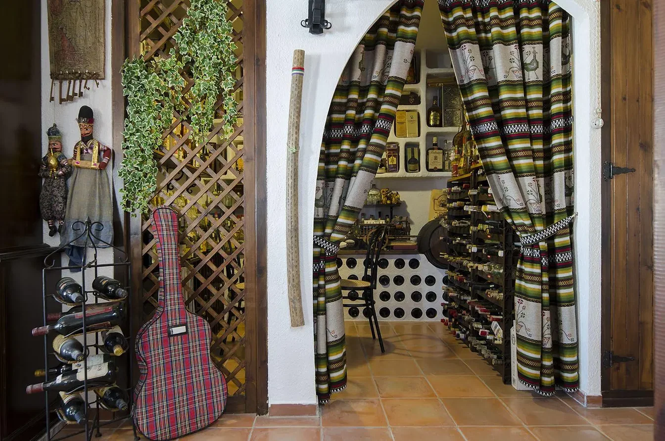 Cave; carrelage, poutres en bois