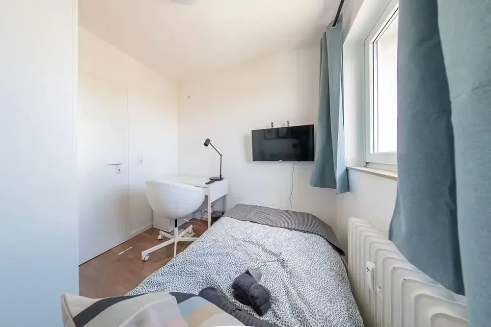 Quarto; luz natural, chão de azulejo