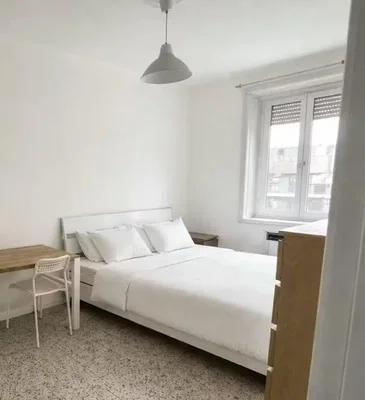 Schlafzimmer; tageslicht, holzboden