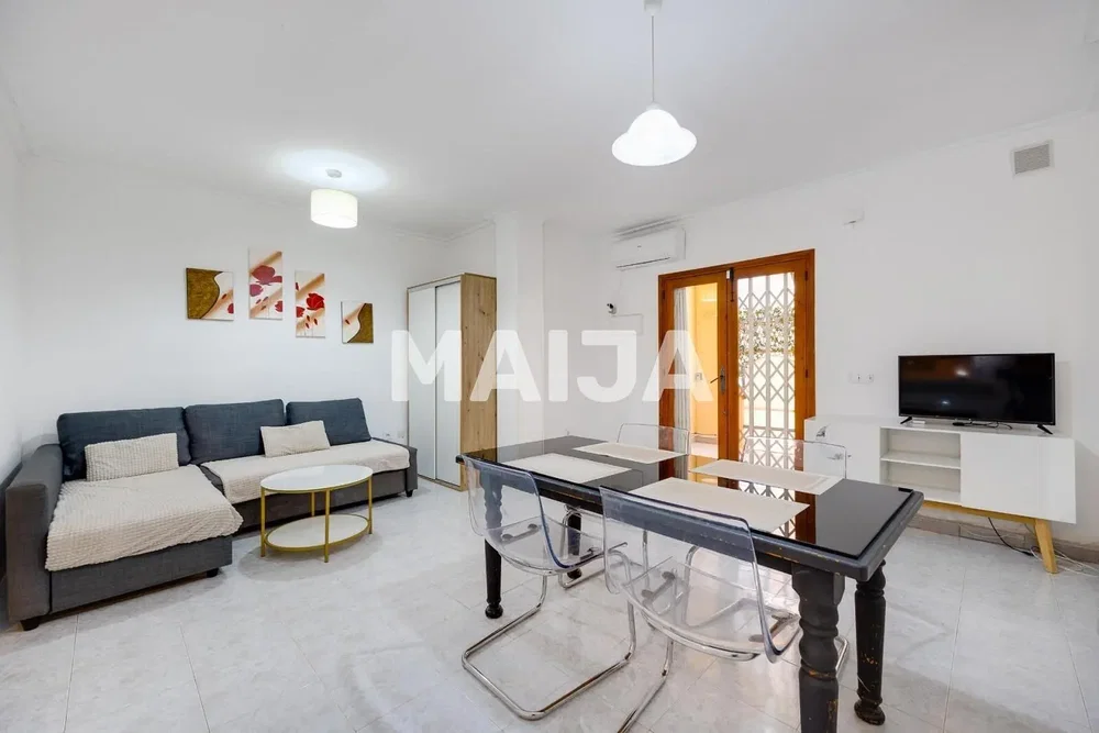 Wohnzimmer; fliesenboden, tageslicht, moderner stil