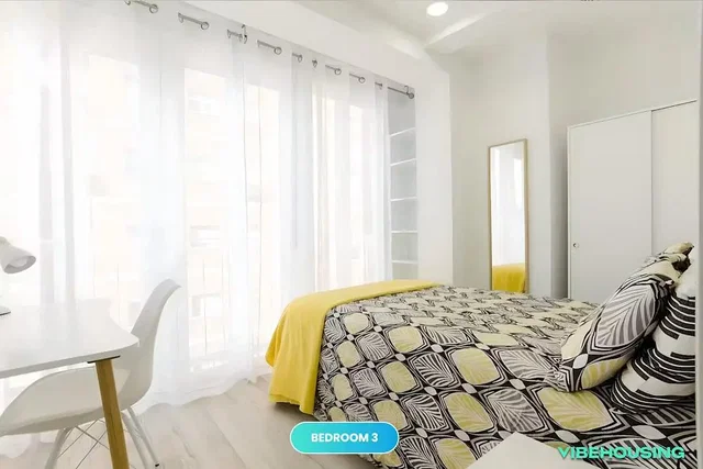 Camera da letto; luce naturale, pavimento in legno