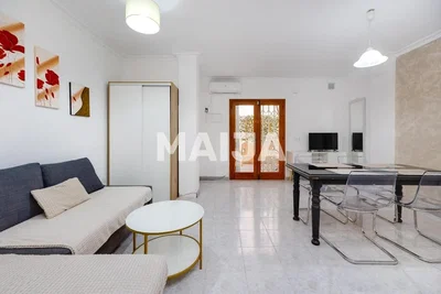 Wohnzimmer; tageslicht, fliesenboden, moderner stil