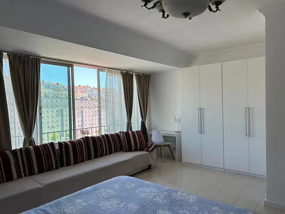 Schlafzimmer; tageslicht, fliesenboden, blick