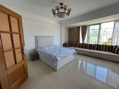 Schlafzimmer; fliesenboden, tageslicht