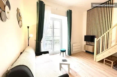 Sala de estar; luz natural, chão de madeira, estilo moderno
