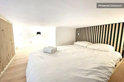 Quarto; chão de madeira, luz natural