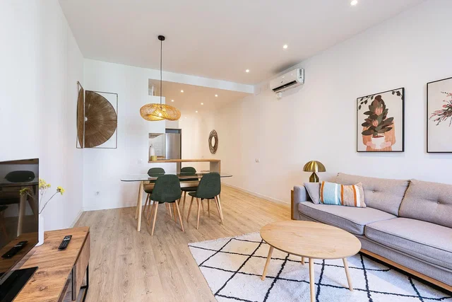 Salón; suelo de madera, luz natural, estilo moderno