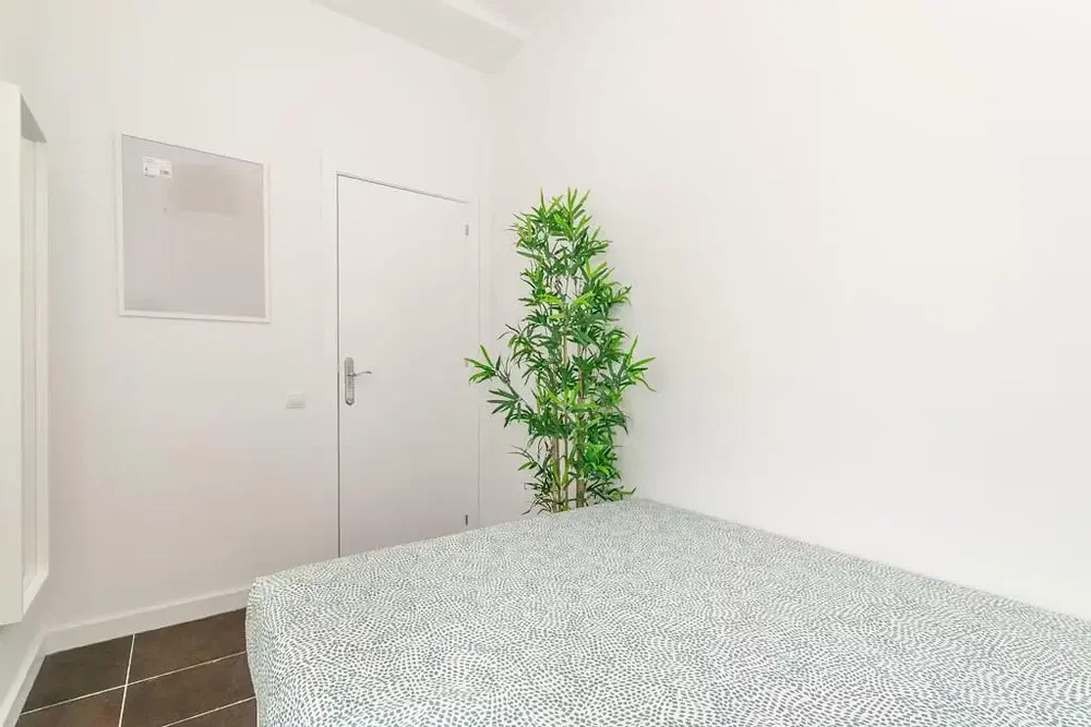 Schlafzimmer; fliesenboden, tageslicht