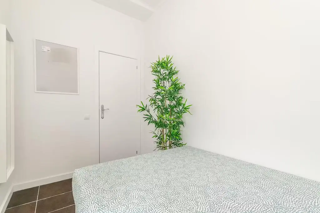 Schlafzimmer; fliesenboden, tageslicht
