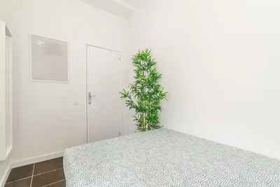Schlafzimmer; fliesenboden, tageslicht