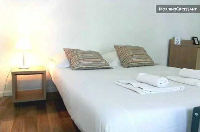 Schlafzimmer; holzboden, tageslicht