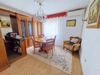 Дневна соба; дрвени под, природно светло