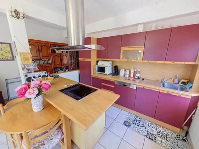 Кухиња; кухињски апарати, плочице, природно светло